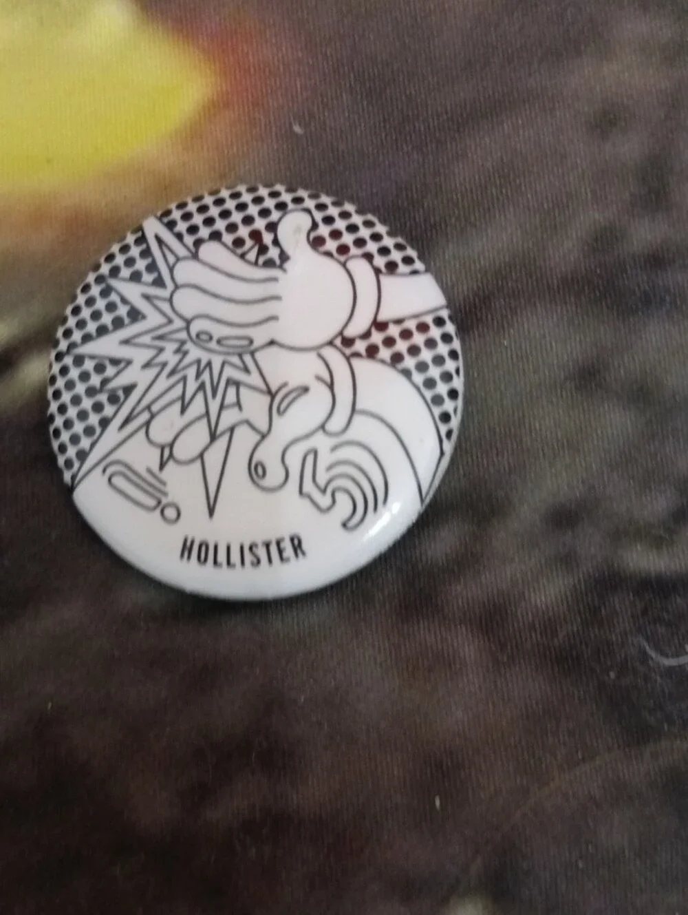 Hollister, Pin